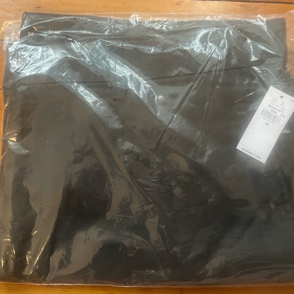 NWT Slim Built-In Flex Rotation 5-inch Inseam Chino Shorts in Panther​ - Picture 7 of 9